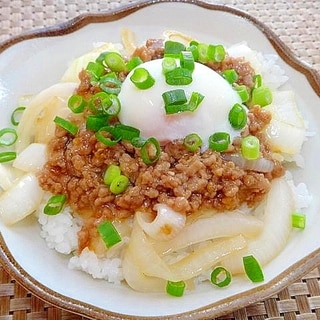 新玉ねぎと豚そぼろの温玉丼